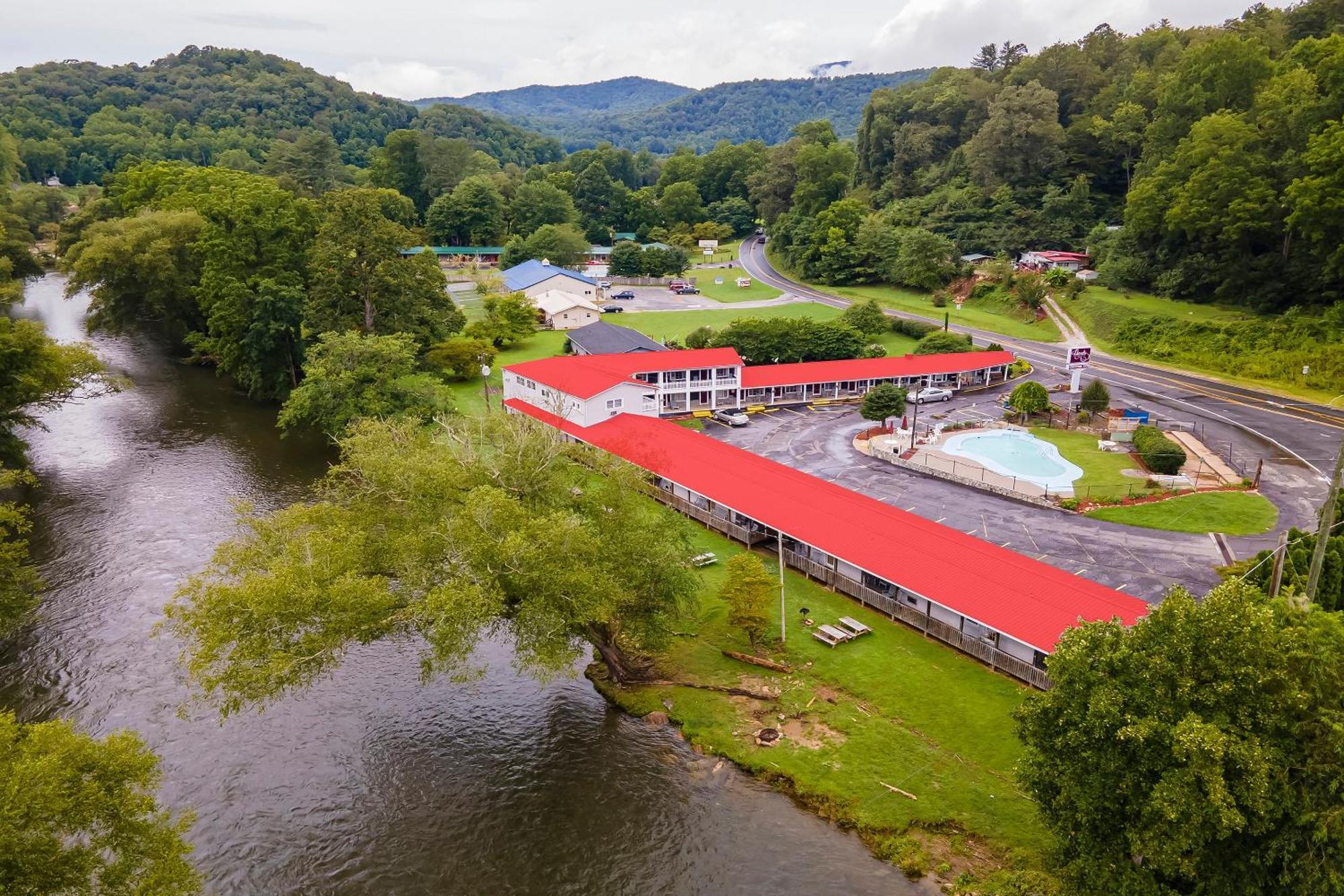 Lloyd'S On The River Country Inn By Oyo Bryson City Bagian luar foto