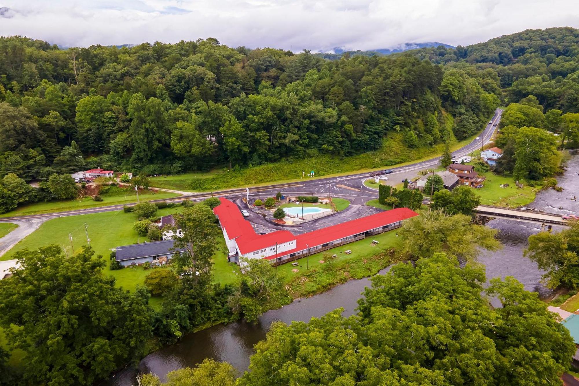 Lloyd'S On The River Country Inn By Oyo Bryson City Bagian luar foto