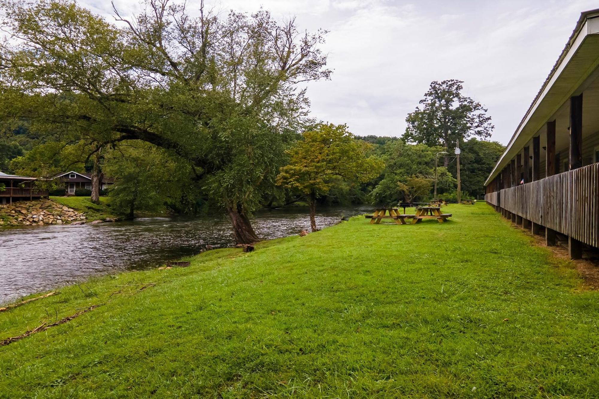 Lloyd'S On The River Country Inn By Oyo Bryson City Bagian luar foto