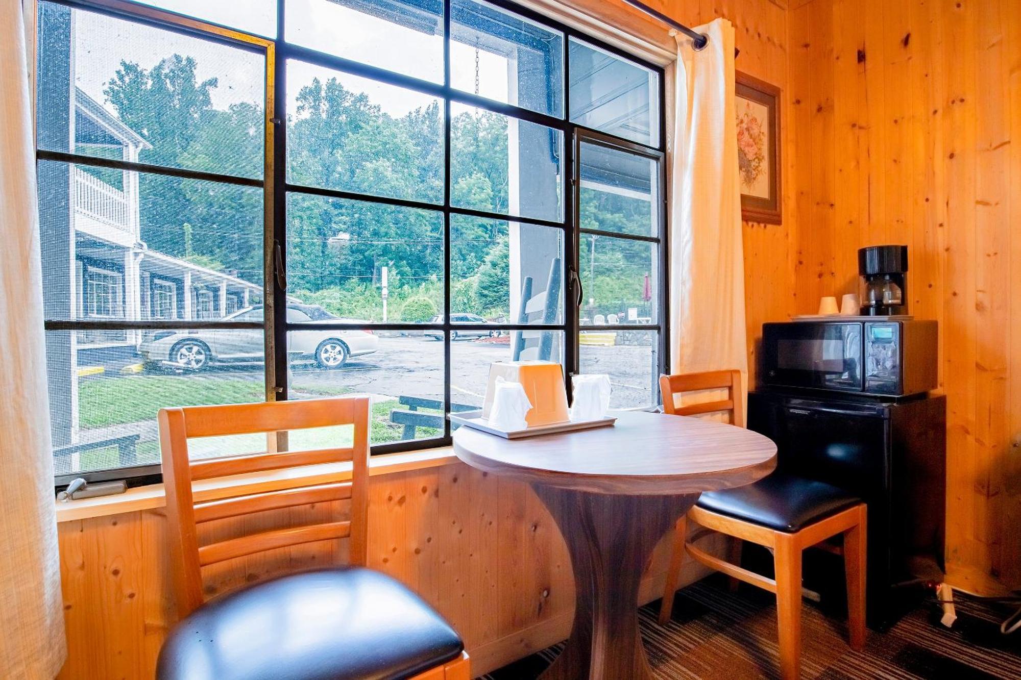 Lloyd'S On The River Country Inn By Oyo Bryson City Bagian luar foto