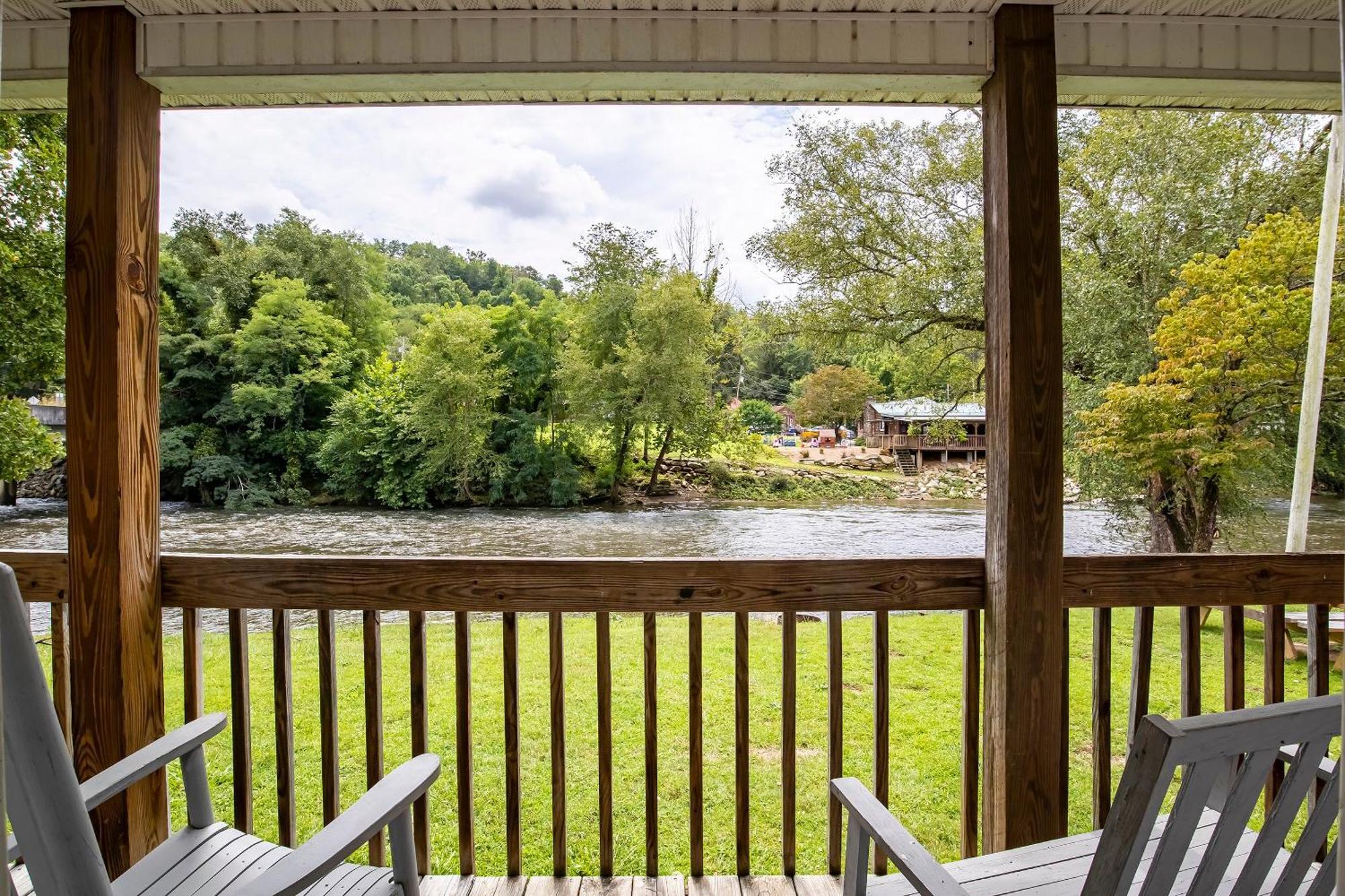 Lloyd'S On The River Country Inn By Oyo Bryson City Bagian luar foto