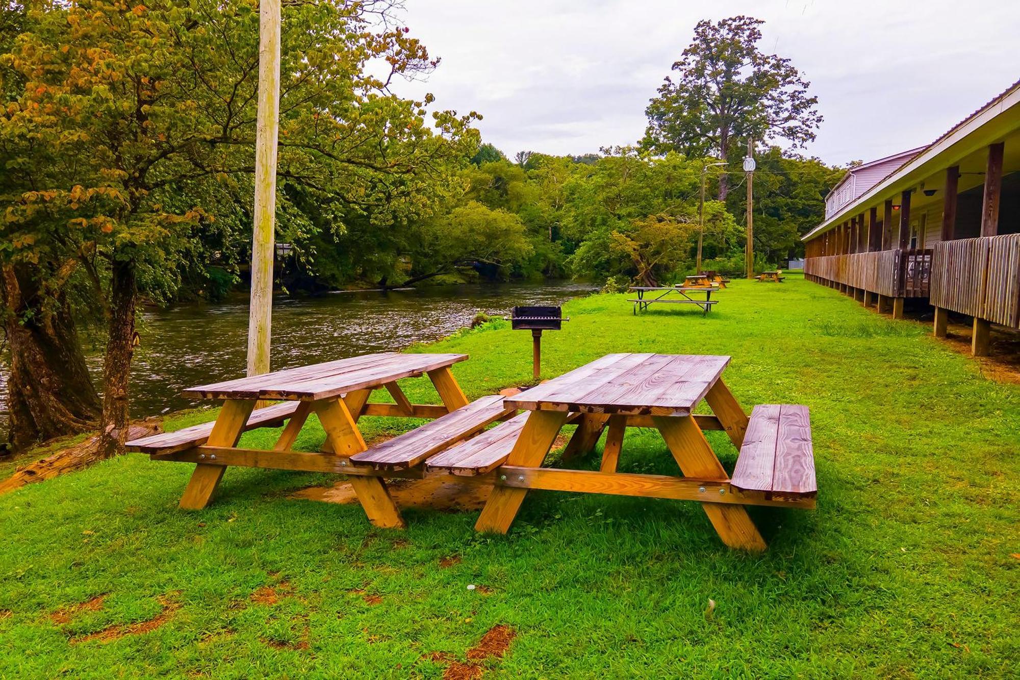 Lloyd'S On The River Country Inn By Oyo Bryson City Bagian luar foto