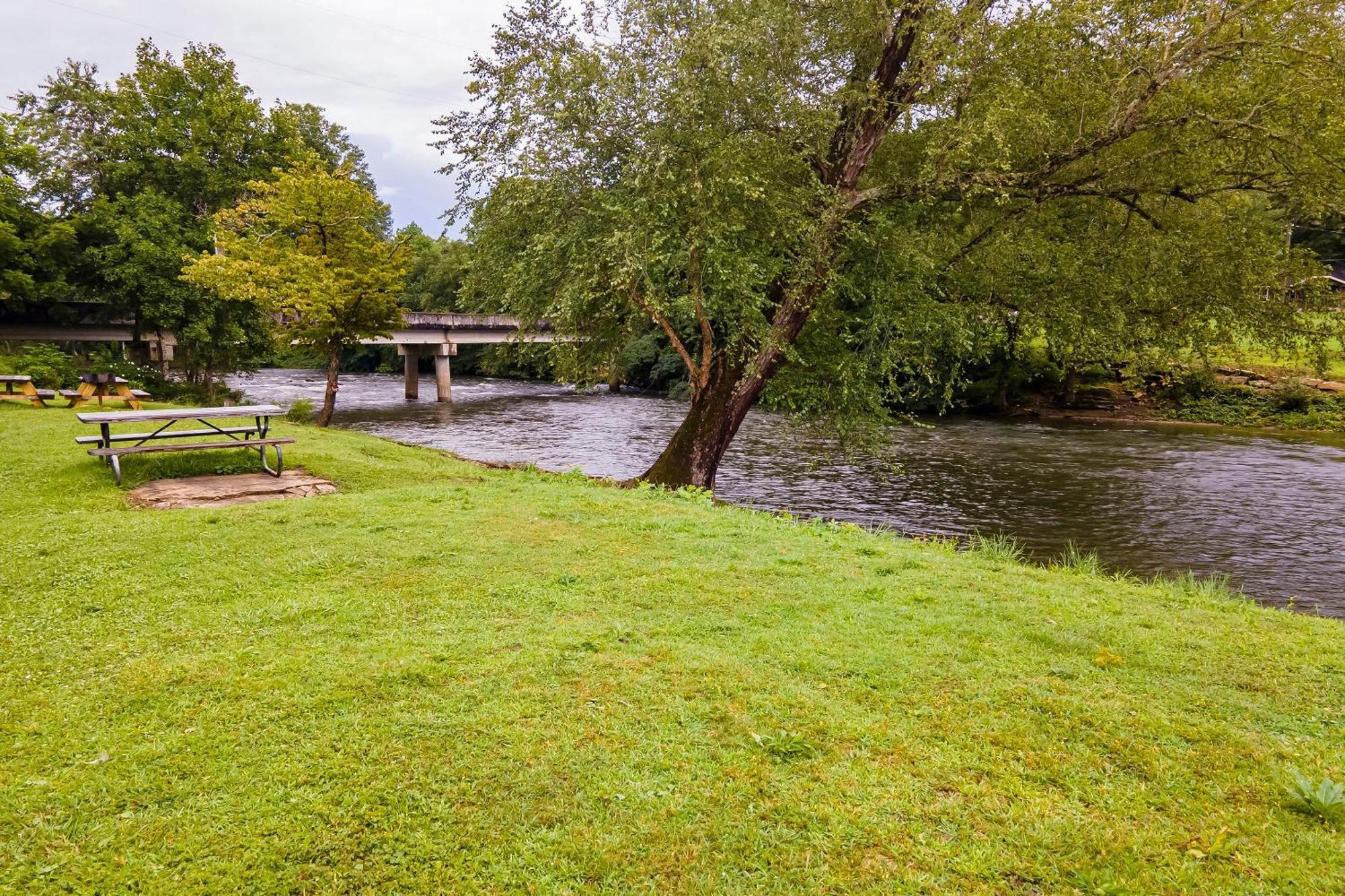 Lloyd'S On The River Country Inn By Oyo Bryson City Bagian luar foto